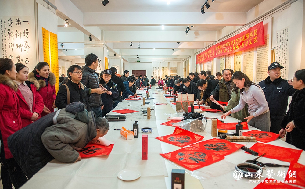 2019年12月28日，山东省新时代文明实践文艺志愿服务暨第九届“百县千村”书法文化下乡活动在济南市历城区相公庄村举行.jpg